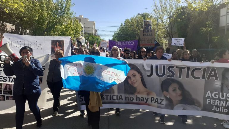 Con la mamá de Agustina Fernández a la cabeza, Cipolletti volvió a pedir justicia por el crimen
