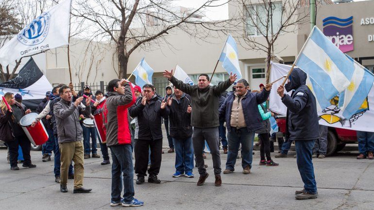 Los trabajadores municipales no dan el brazo a torcer y continúan con un paro por tiempo indeterminado.
