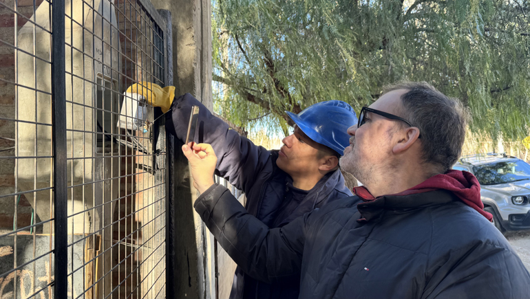 Técnicos de EDERSA y el EPRE recorrer los barrios Los Sauces y La Ribera en Cipolletti.