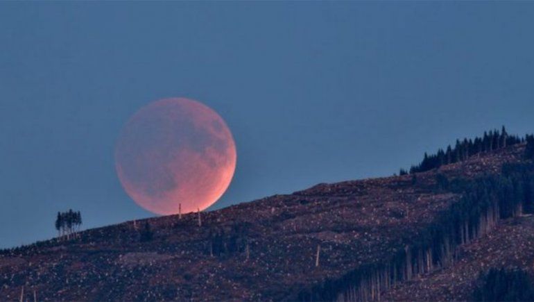 Instalan telescopios en Bariloche y Las Grutas para observar el eclipse total de Luna