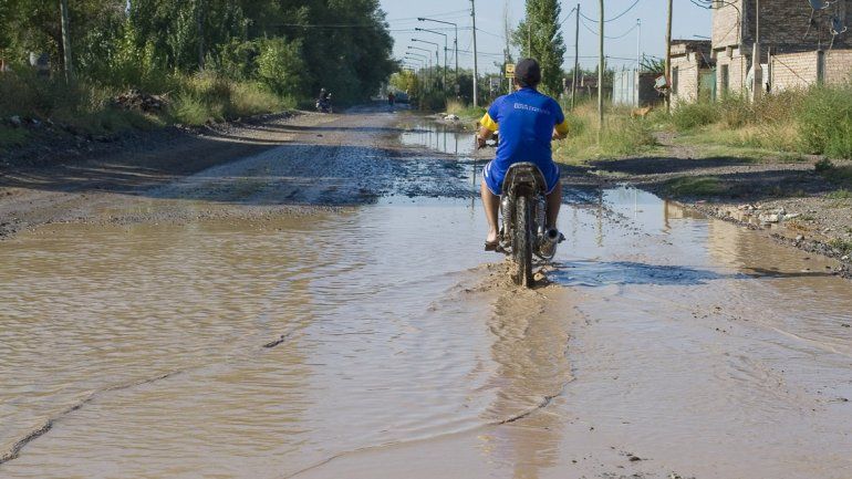 La lluvia dejó calles anegadas y hubo varios cortes de luz en Cipolletti