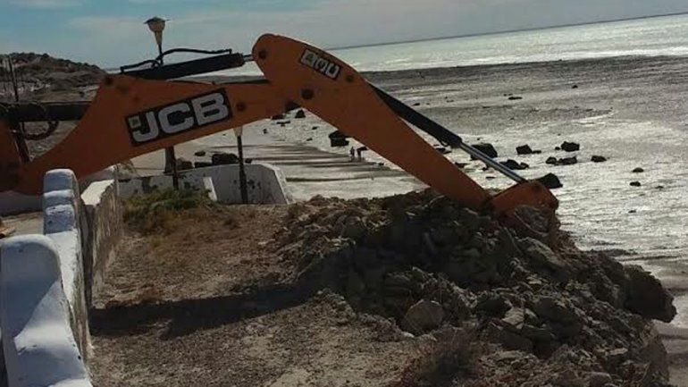 Para prevenir nuevos derrumbes, tiran abajo parte de los acantilados 