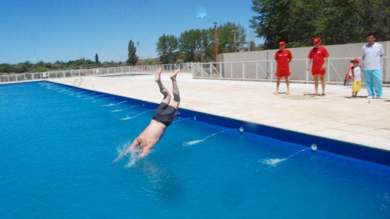 El intendente se tiró a la pileta para inaugurar la temporada.