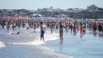 La playa mostró ayer su colorido veraniego gracias a las altas temperaturas, con una máxima que llegó los 29°. 