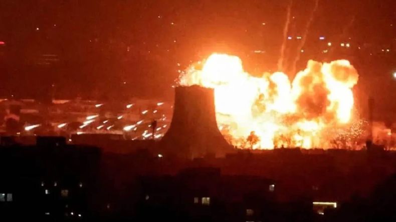 Explosión luego de los bombardeosde Estados Unidos e Israel a los depósitos petroleros de Irán. | LMCipolletti.com Explosión luego de los bombardeosde Estados Unidos e Israel a los depósitos petroleros de Irán.