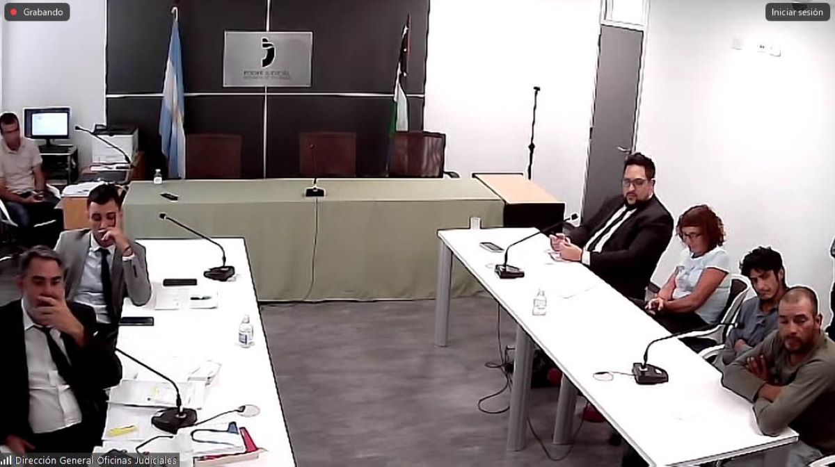 La audiencia de formulación de cargos se realizó este lunes. Abajo a la derecha, los acusados.