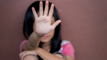 El padre abusó de sus dos hijas menores y fue condenado a nueve años de cárcel. Tras ratificar el fallo la Corte Suprema, el hombre cumple la pena en prisión. 