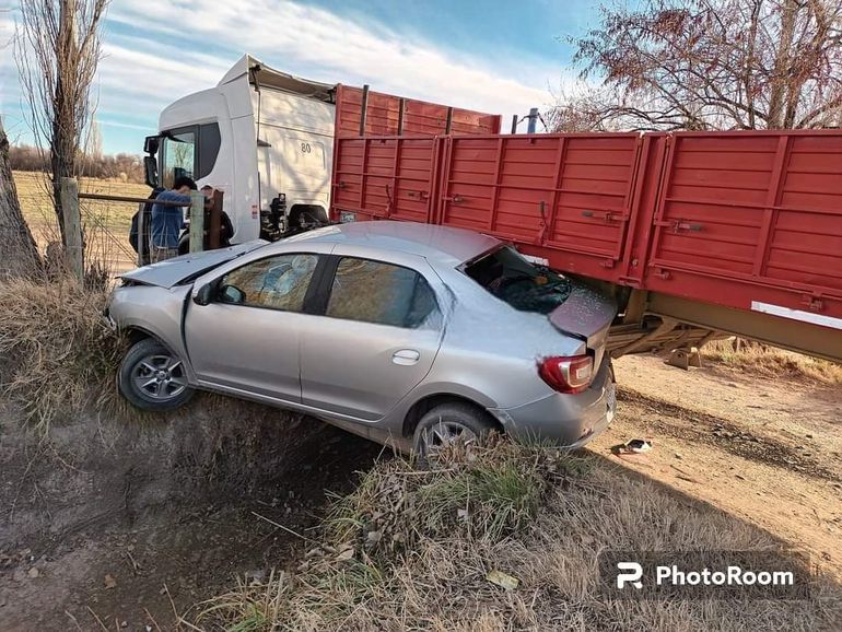 El auto en el que viajaban los jugadores quedó con la parte trasera bajo el camión.&nbsp;