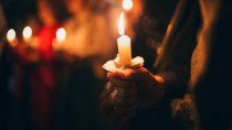 Los rituales nocturnos llenan de misterio y temor al vecindario.