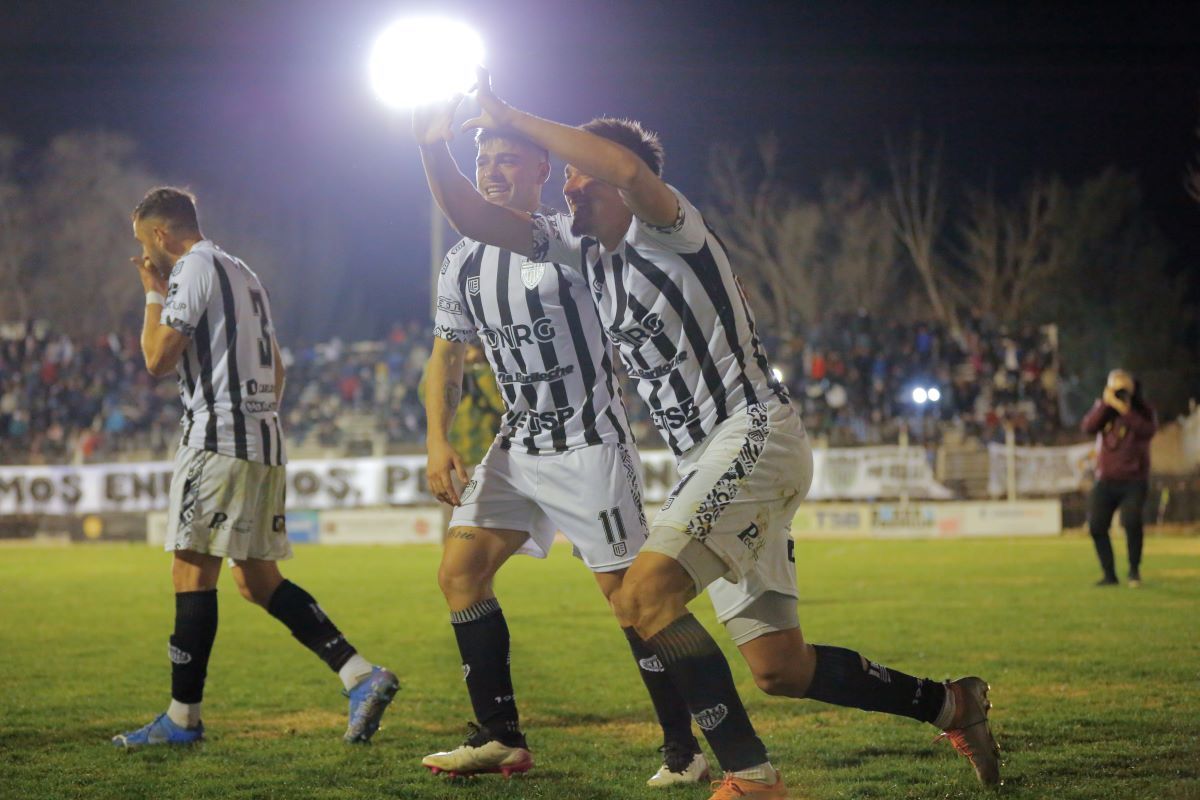 ¡Triunfazo! Cipo le ganó a Olimpo con un grito de su goleador Favio Cabral