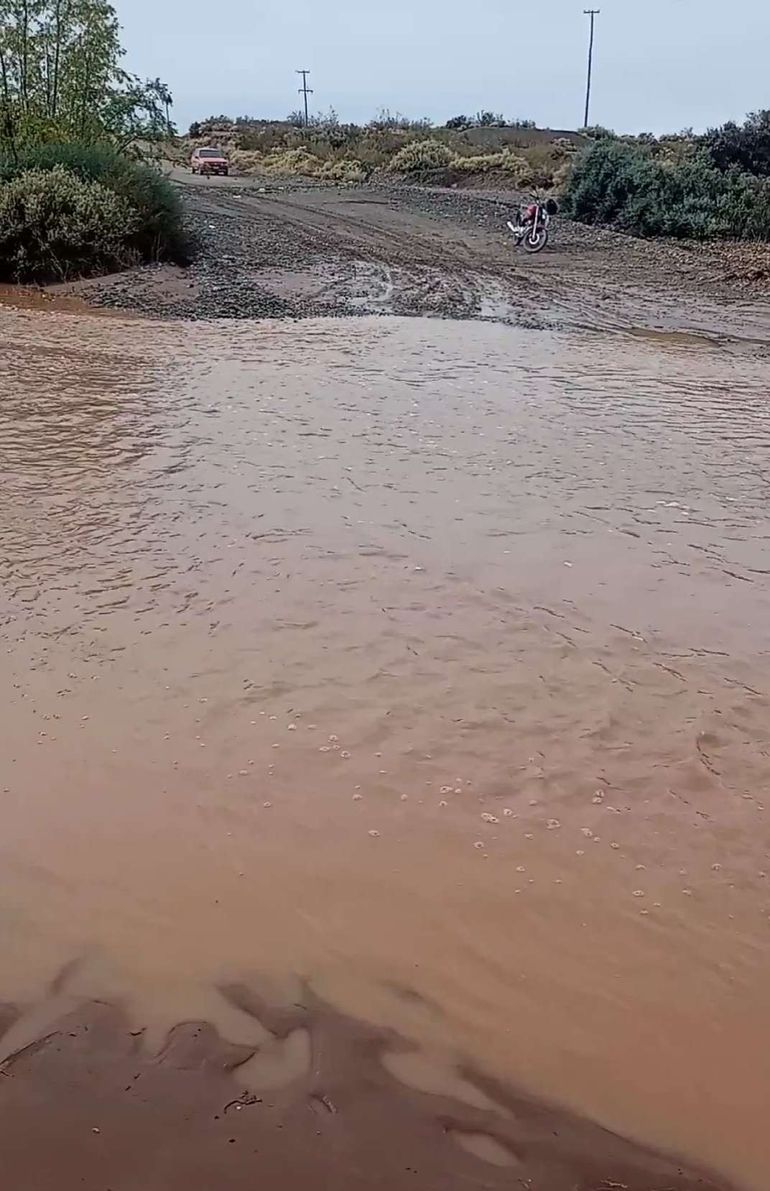 Transitar por los caminos de las chacras de Las Perlas se vuelve un problema muy serio cuando llueve. Pero, en general, haya sol o haya mal tiempo, calles y caminos están siempre en mal estado de mantenimiento.