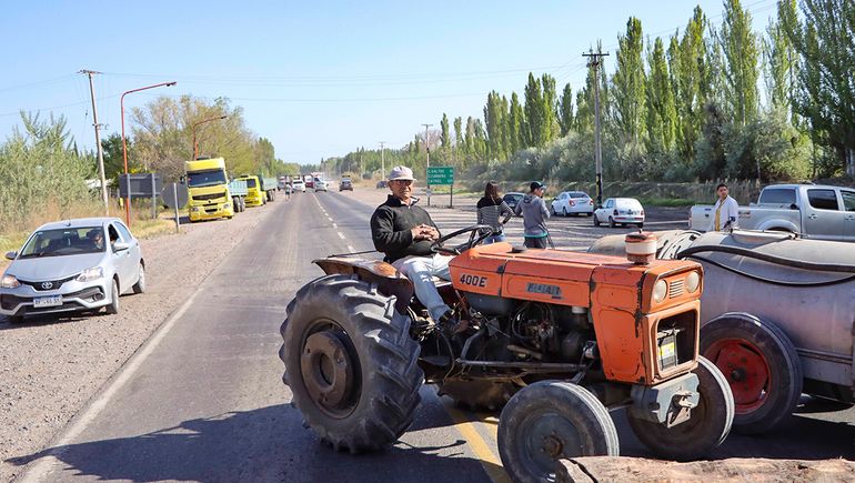 Tractorazo cerca del Tercer Puente: los productores hacen un piquete sobre la Ruta 151