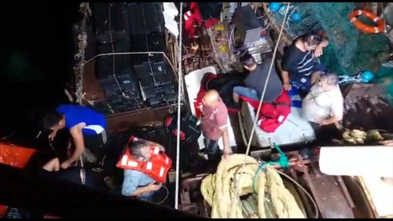 Todos arriba, entre cajones para acopiar el pescado y redes. 