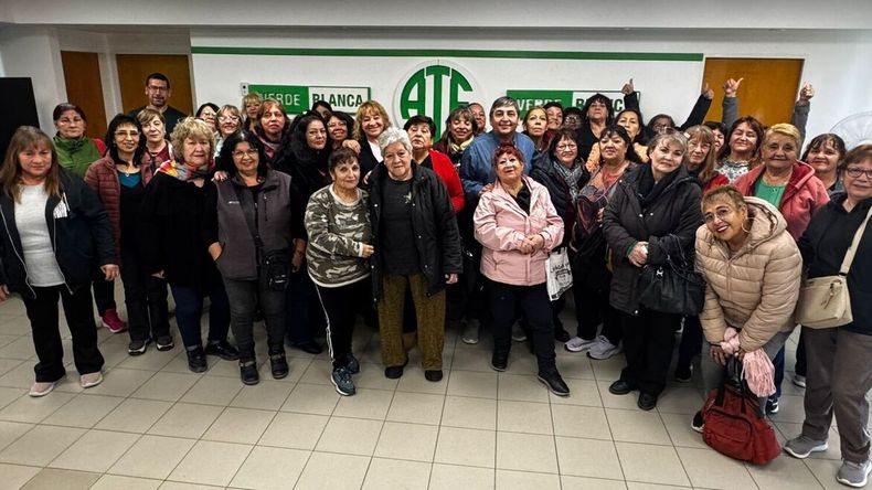 Carlos Quintriqueo con las beneficiarias del régimen epecial de Cese Laboral Voluntario