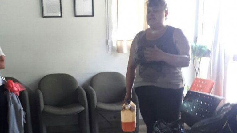 Tensión: una mujer quiso prenderse fuego en reclamo laboral