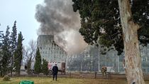 El fuego destruyó el depósito regional de La Anónima. La Fiscalía inició una investigación para determinar las causas del siniestro.&nbsp;