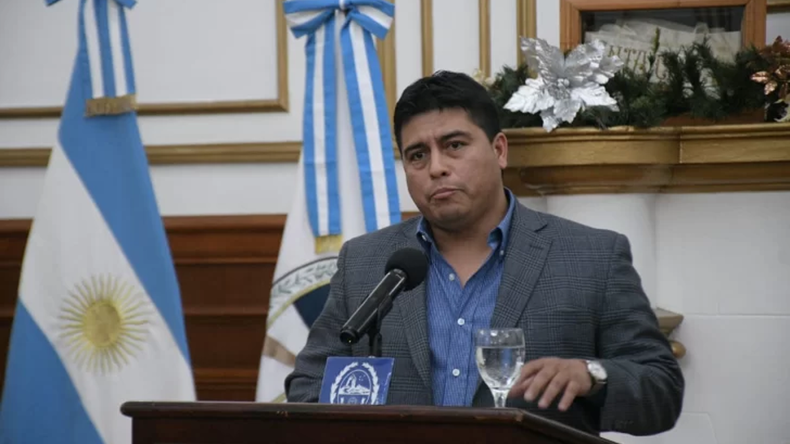 Claudio Vidal echó a uno de sus ministros clave: denunciaron que cobraba cuatro sueldos por más de $15 millones. | LMCipolletti.com Claudio Vidal echó a uno de sus ministros clave: denunciaron que cobraba cuatro sueldos por más de $15 millones.