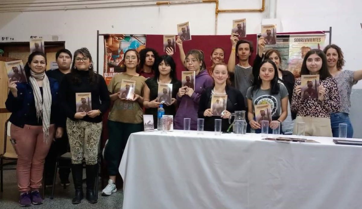 La feria del libro surgió por el impulso que generó la publicación de Mi Cuarentena, un volúmen que contiene historias breves escritas por los mismos alumnos que se presentaron en un concurso literario.&nbsp;