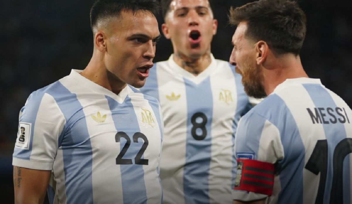 Lautaro Martínez festeja con Messi, que lo asistió en el único gol de la noche.&nbsp;