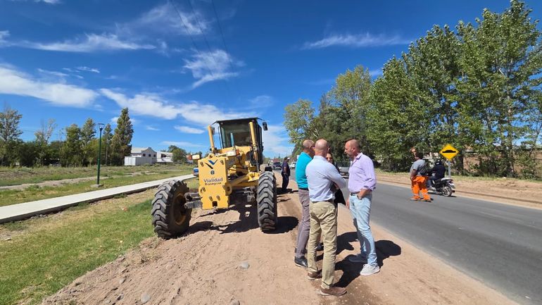 El ministro de Obras y Servicios P&uacute;blicos, Alejandro Echarren, junto al intendente Gustavo Amati y el presidente de Vialidad Rionegrina, Ra&uacute;l Grun, supervisaron las obras.&nbsp;
