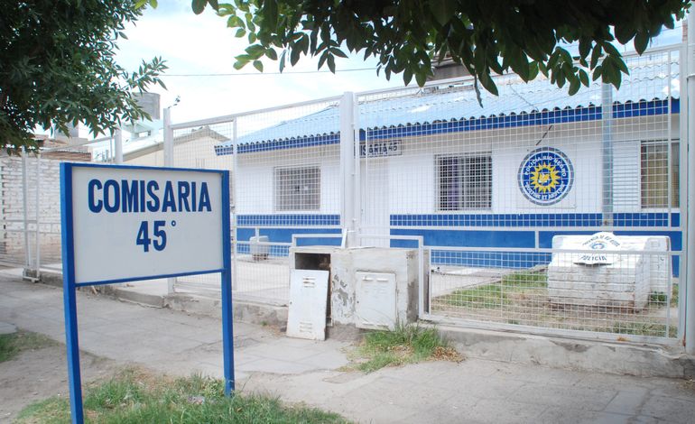 Un testigo que vio el robo fue hasta la Comisaría 45 del barrio Anai Mapu y puso en alerta a los policías. Con su propio auto rastrearon a los ladrones, y atraparon a uno de ellos. 