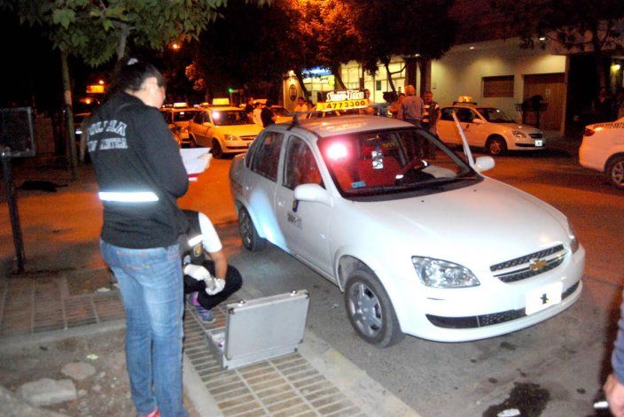 Anoche los taxistas luego del robo a un compañero de trabajo se movilizaron hasta la comisaría Cuarta.&nbsp;