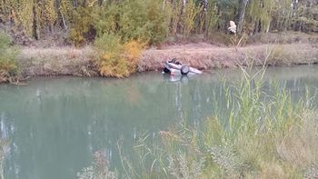 El Fiat Siena cayó a un canal de riego en Cinco Saltos y su conductor, un vecino de Cipolletti, resultó fallecido.&nbsp;