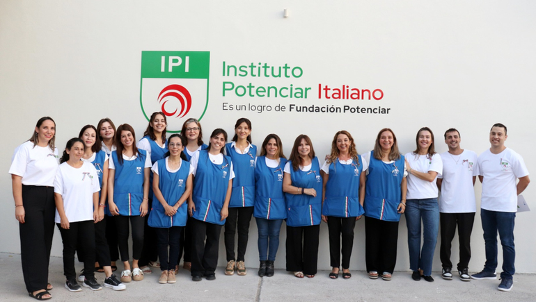 El plantel docente y cuerpo directivo fue partícipe de este momento histórico en la ciudad. 