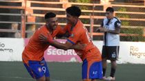 Enzo Vallejos abrió la cuenta para el Depo en el clásico roquense. Foto: gentileza Adrián Hernández