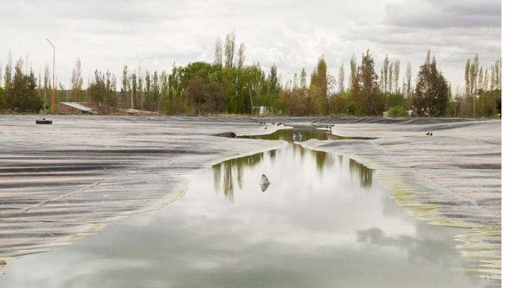 La planta depuradora de líquidos cloacales trata en la actualidad solamente un tercio de los efluentes domésticos. El resto va crudo al río Negro.