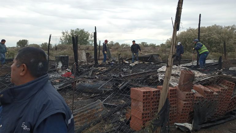 Por un aparente corto y las fuertes ráfagas, dos familias perdieron todo en un incendio