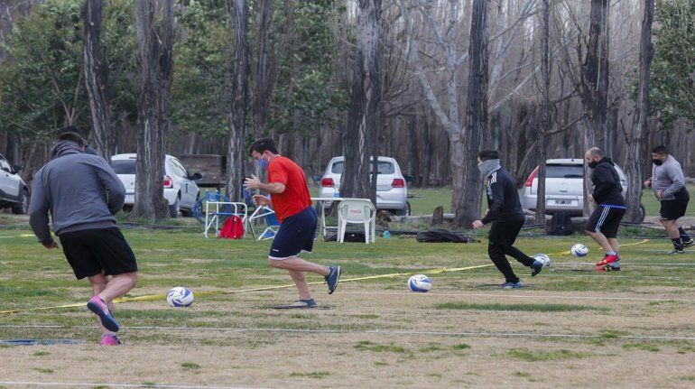 Los amantes del fútbol de Cipolletti ya tomaron contacto con la pelota.