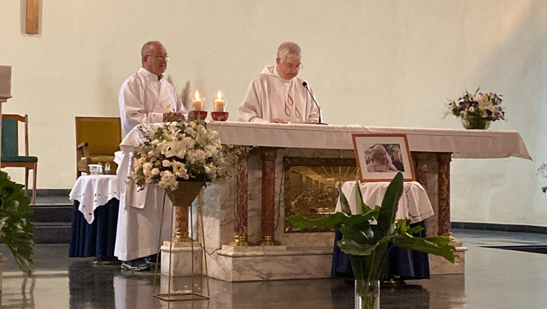 El cura párroco, Daniel Manresa ofició la misa en memoria del Papa Francisco.
