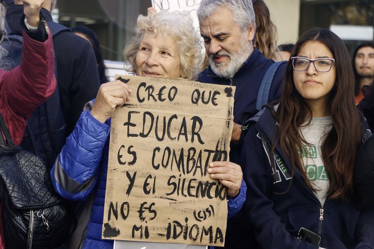 El reclamo sum&oacute; a vecinos de todas las edades en Cipolletti. Foto: Anah&iacute; C&aacute;rdena
