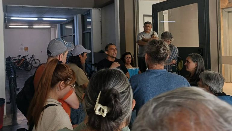 El secretario de Gobierno municipal, Julio Dijkstra, atendió a los vecinos perlenses en la sede central de la comuna. Luego, también habló con la comitiva de pobladores el intendente Rodrigo Buteler. Lo hizo en la Casa del Escritor.  