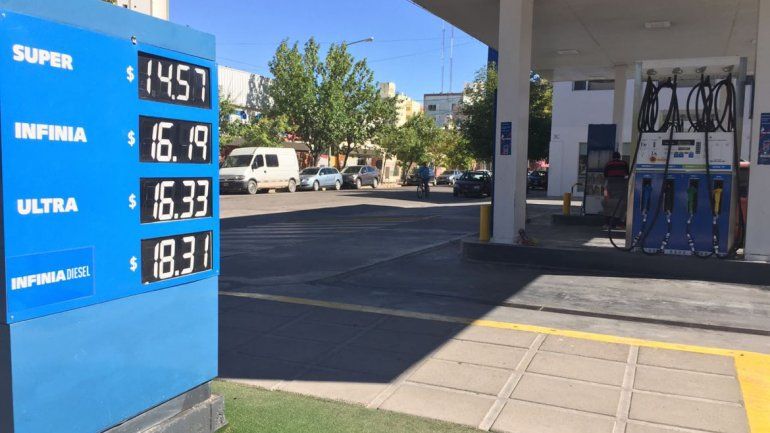 Las estaciones de servicio ya cobran las naftas con el 8% de aumento