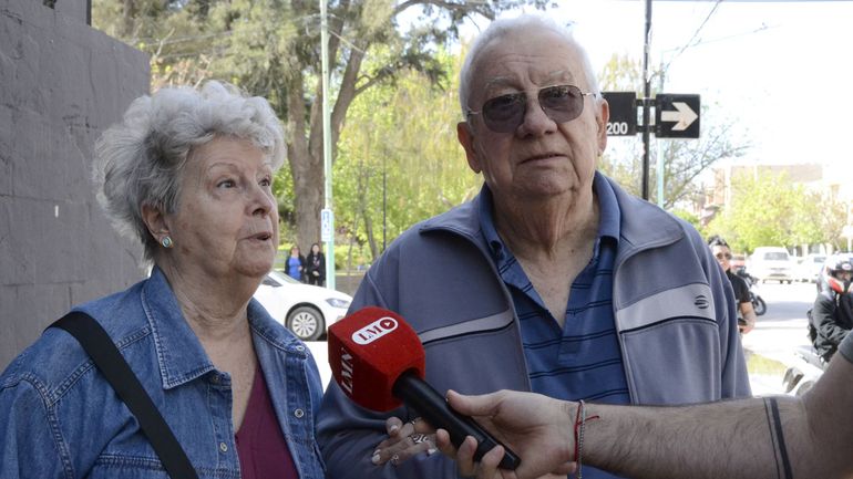 Susana y Raúl aman la ciudad pero pedirían arreglos en las veredas y más iluminación.