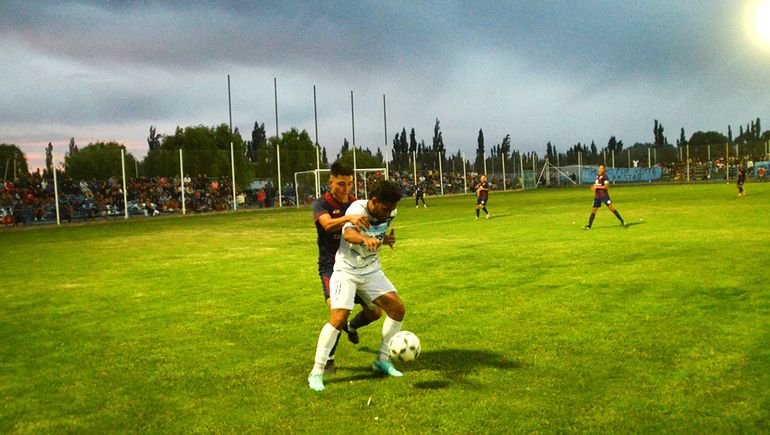 La Amistad ganó los dos torneos de primera en la Liga Confluencia. Fotos: Antonio Spagnuolo