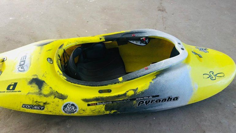 Se le cay&oacute; el kayak de la camioneta y lo busca por cielo y tierra