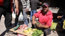 vive hace dos anos en situacion de calle y duerme en un codiciado terreno del centro de neuquen