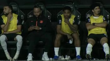 Insólito: Memphis Depay salió de la cancha por una molestia y se puso a hablar por teléfono en el banco de suplentes | LMCipolletti.com Insólito: Memphis Depay salió de la cancha por una molestia y se puso a hablar por teléfono en el banco de suplentes