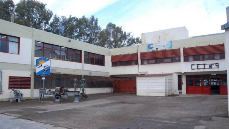 Frente del colegio técnico CET 9. Frente del colegio técnico CET 9.