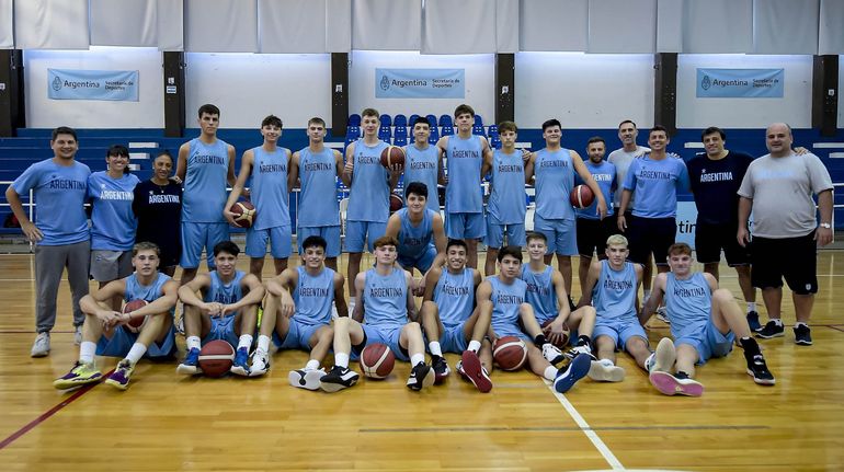 Liscovsky junto a todos los convocados por la Conferadación de básquet.
