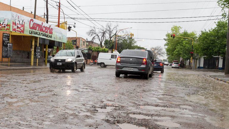 La lluvia tapa los pozos y los automovilistas sufren por los daños.