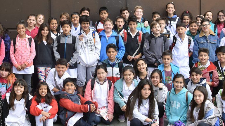 Chicos de la Escuela 131 viajaron en tren para visitar la redacción del diario.