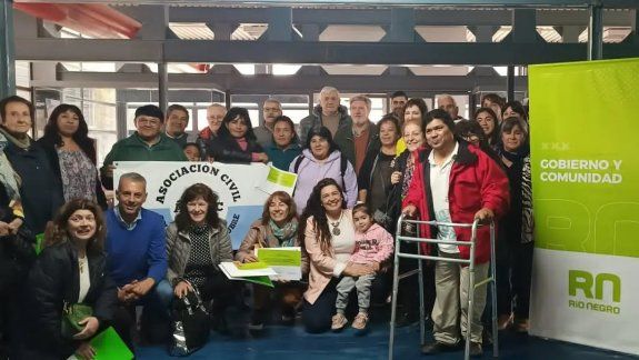 Alto Valle: entregaron actas de regularización a instituciones