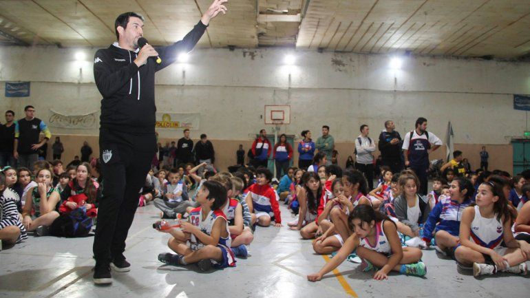 El profe Campidoglio fue el encargado de coordinar la despedida de las delegaciones que llegaron a Cipo para jugar muchos partidos.