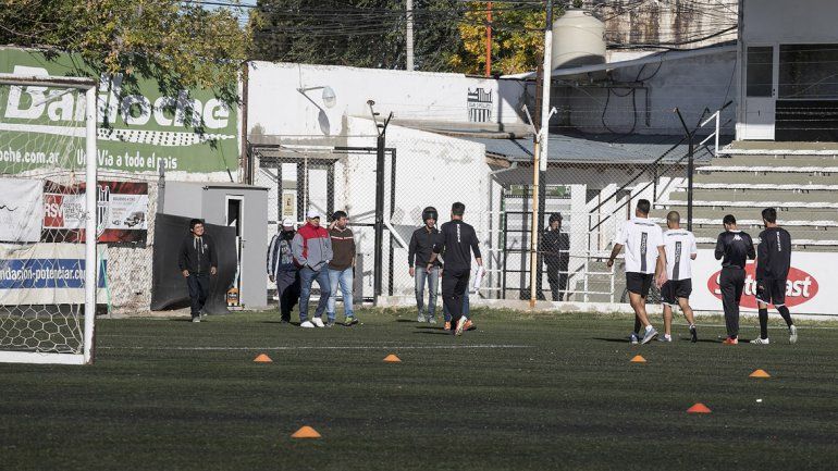 ¿Visita inesperada? Integrantes de la barra fueron al entrenamiento de Cipo