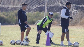 Pettineroli y Mellado, dos de los titulares en la mitad de la cancha de Cipo.