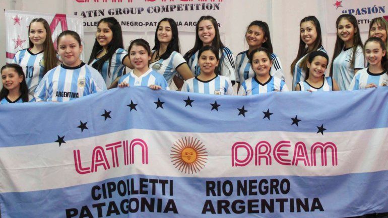 Las bailarinas de Latin Dream se preparan para competir en Panamá.